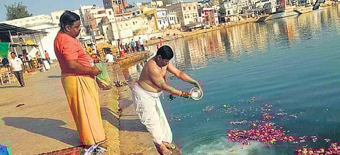 Venilal Malwala creamtes the unclaimed bodies after performing rituals. (Photo | EPS)