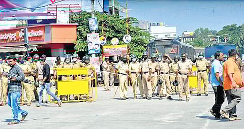 Police personnel stand guard in Ramanagara on Thursday after the Congress called off its Mekedatu padayatra | Express