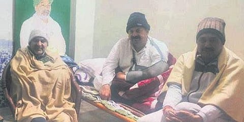 Union Minister Sanjeev Balyan (L) meets BKU president Naresh Tikait (C)