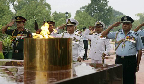 Former Army Chief General Deepak Kapoor (L), then Indian Navy Chief Admiral Sureesh Mehta and ex-Air Marshal P V Naik (R) pay tributes on Kargil Victory Day, at Amar Jawan Jyoti. (File photo | PTI)