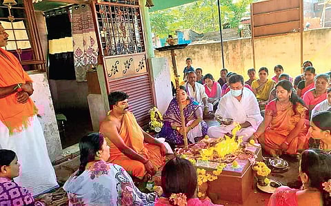 The Chief Minister's political secretary MP Renukacharya and his family take part in a mass Ganahoma programme at Kundur village in Honnali taluk. (Photo| EPS)