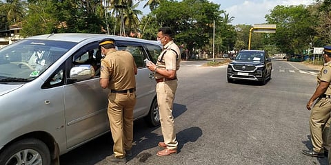 Cops check vehicles at Vetturoad in Thiruvananthapuram on Sunday as part of weekend restrictions. (Photo | BP Deepu, EPS)
