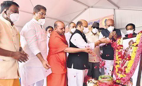 Chief Minister Basavaraj Bommai pays tribute to freedom fighter Sangolli Rayanna on his Remembrance Day in Bengaluru on Wednesday