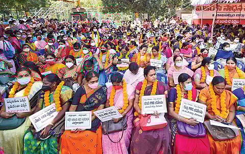 Government employees led by PRC Sadhana Samiti observe a relay fast at Gandhi Statue near GVMC office in Visakhapatnam on Saturday( Photo | EPS /G Satyanarayana)
