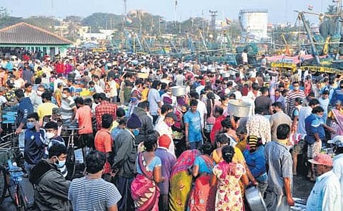 People violate Covid-appropriate behaviour as they throng the fishing harbour in Visakhapatnam. The district reported 853 Covid cases on Sunday | G Satyanarayana