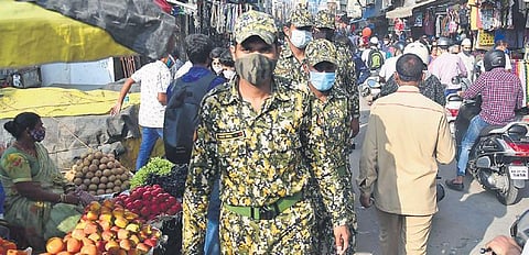 BBMP marshals on patrol at KR Market to check for mask rule violations | Shriram BN