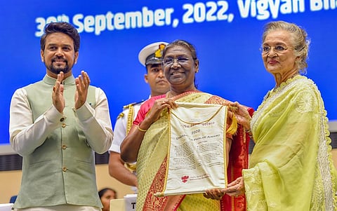 President Droupadi Murmu presents Dadasaheb Phalke Award to film actor Asha Parekh during the 68th National Film Awards presentation ceremony, at Vigyan Bhawan in New Delhi. (Photo | PTI)