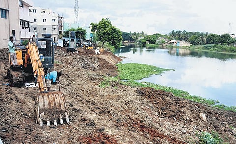 PWD officials removing encroachments from Adambakkam lake | Ashwin Prasath