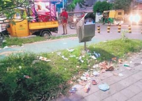Gatbage strewn around at the Panampilly Nagar walkway, Streetscape