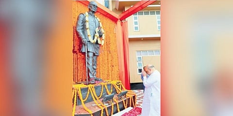Amit Shah in front of newly-unveiled statue of Jayaprakash Narayan.
