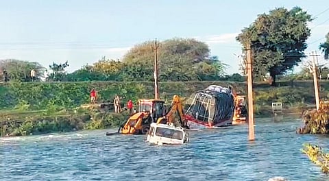 A truck stranded in the overflowing Kotnuru canal at Hindupur on Friday | Express