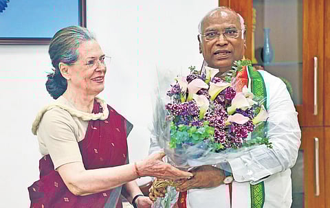 Outgoing Congress boss Sonia Gandhi congratulates Mallikarjun Kharge for his victory | pti