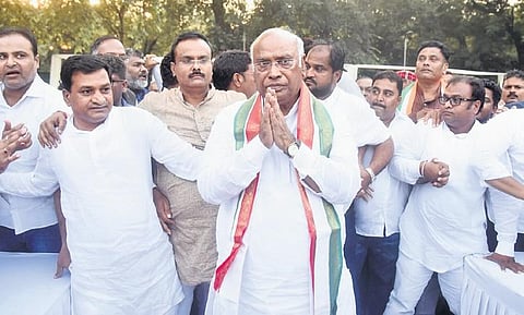 Congress president-elect Mallikarjun Kharge with party workers | Parveen Negi