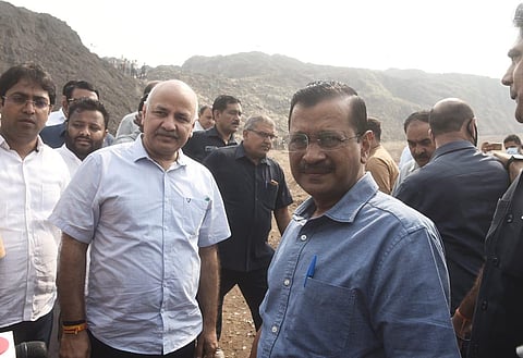 Delhi CM Arvind Kejriwal and Delhi Deputy CM Manish Sisodia visit the Ghazipur landfill site, at Ghazipur. (Photo | Parveen Negi, EPS)