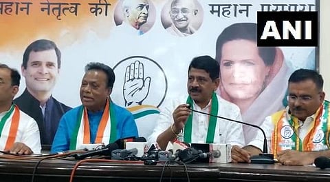Mahendrasinh Vaghela (centre) rejoined the Congress on October 28, 2022. (Photo | ANI Twitter)