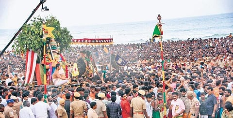 Devotees witnessing soorasamhaaram in Tiruchendur on Sunday | V KARTHIKALAGU