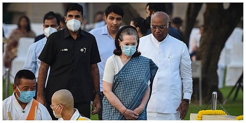 Congress interim President Sonia Gandhi with Mallikarjun Kharge pays homage to Mahatma Gandhi on the occasion of his birth anniversary on October 2, 2022.. (Photo | PTI)