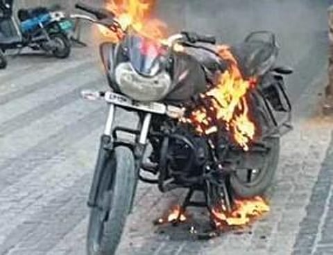 An angry citizen in Ameerpet set his bike ablaze as a traffic cop intercepted him