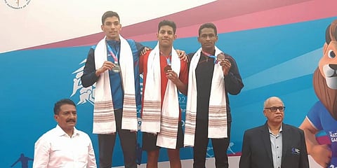Madhya Pradesh’s Advait Page (centre) won gold in the men’s 800m freestyle event.