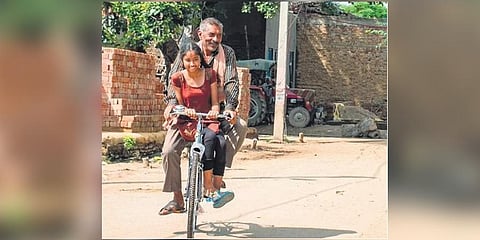  A still from Mattoo ki Saikil 