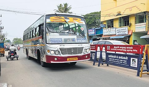 A private passenger bus jumping onto the wrong lane at Palpannai junction in Tiruchy, on Thursday | MK Ashok Kumar