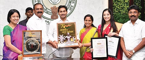 Chief Minister Jagan Mohan Reddy with the MLA, Mayor and Municipal Commissioner of Tirupati, which won Swachh Awards, at his camp office in Tadepalli I Express