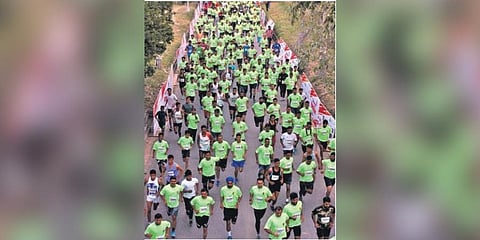  On weekends, the clubs organize their own running events 