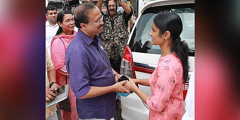 Union Minister V Muraleedharan on Saturday consoling Metilda, wife of Sanu Jose, a crew member of the oil tanker detained in Equatorial Guinea. (Photo | T P Sooraj , EPS)