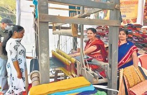 Saree weaving woos Baliyatra visitors