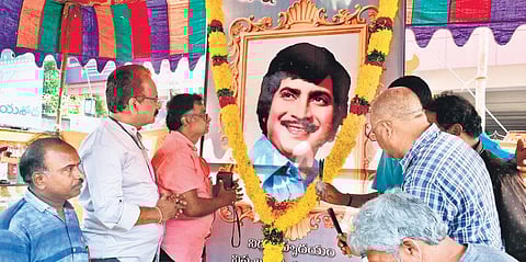 Superstar Krishna fans pay tributes to the actor at Burripalem village in Guntur district on Tuesday | Prasant Madugula
