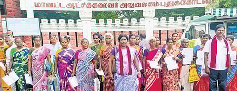 Thiruvarangulam block residents protesting in front of Collectorate | M Muthu Kannan