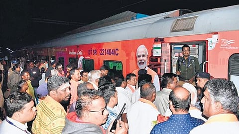 People board the Ernakulam-Patna Express to participate in the Kashi Tamil Sangamam, at Coimbatore on Sunday morning | S Senbagapandiyan