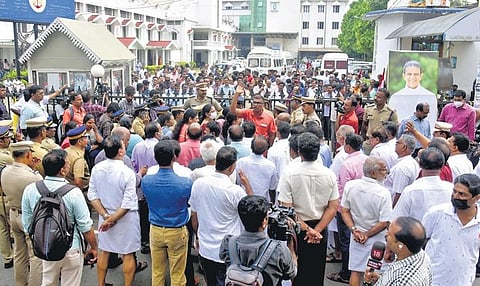 The pro and anti-unified holy mass faithfuls hold demonstrations and protests outside St Mary’s Cathedral Basilica in Kochi on Sunday. (Photo | A Sanesh, EPS)