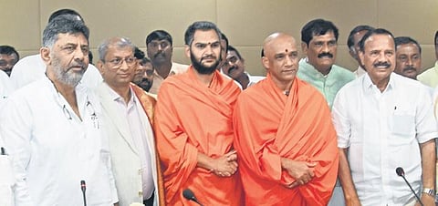 KPCC president DK Shivakumar, Adichunchanagiri Mutt seer Nirmalanandanatha Swami, Spatikapuri Mutt seer Nanjavadhootha Swami and former CM Sadananda Gowda at Kuvempu Kalakshetra in Bengaluru on Sunday