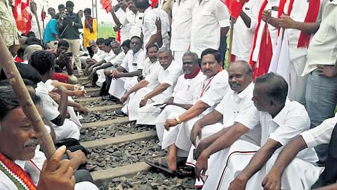 DMK and its allies squat on railway tracks as part of rail roko near Koradacherry station | Express