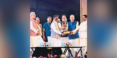 Hemant Soren and Bhupesh Baghel in Raipur on Thursday. (Photo | Express)