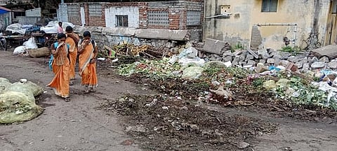 We cannot walk through the market without covering our nose, say customers | Express