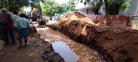 Man fells into a 13feet deep pit that was dug for underground drains at Ashok nagar area near Kudal nagar in Madurai. (EPS | KK Sundar)