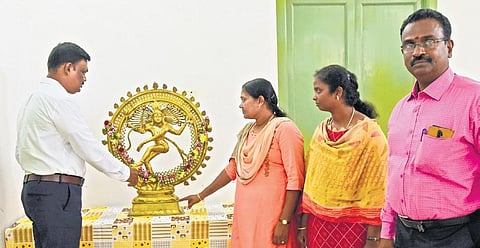 ADSP of central zone, idol wing G Balamurugan displays the 300-year-old Natarajar idol in Tiruchy on Monday | MK Ashok Kumar