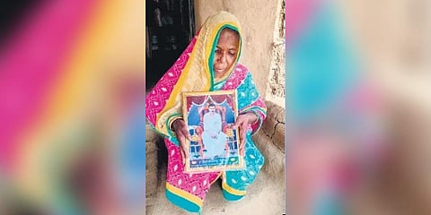  Arati showing her husband’s photo 