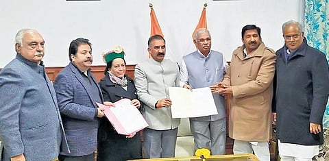 Sukhvinder Singh Sukhu and senior Congress leaders with Himachal Pradesh Governor Rajendra Vishwanath Arlekar in Shimla on Saturday. (Photo | PTI)