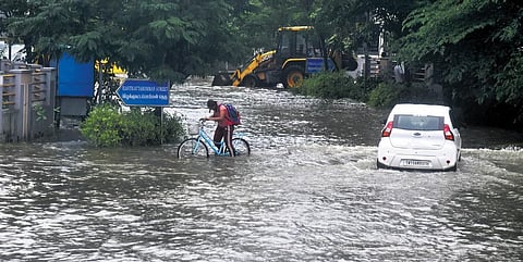Residents of SSM Nagar in Perungulathur waded through knee-deep water | Martin Louis
