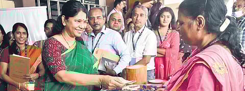 MP Kanimozhi purchases handlooms made by Banyan inmates in Chennai | p jawahar