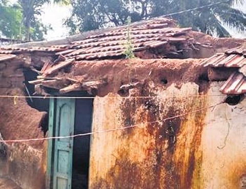 A crumbling house at Vasalamarri.