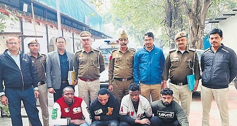 Notorious gang of international fraudsters with Delhi cops
