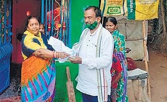 Ashok seeking donation from villagers. (File photo)