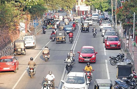 The Vazhuthacaud - Edapazhanji stretch has become unfriendly for pedastrians due to haphazard parking and encroachment by street vendors | BP Deepu