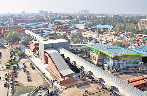 Apart from providing seamless connectivity, the skywalk will also help in streamlining traffic on Ajmeri Gate side of the station. (Photo | Express)