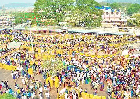 Crowds throng the site of the Sammakka-Saralamma jatara that began in Medaram on Wednesday