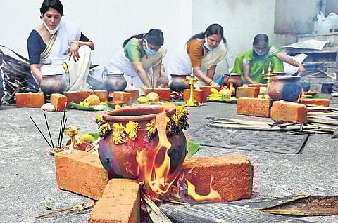Woman devotees performing Attukal Pongala in a lodge near the Attukal Devi temple on Thursday | Vincent Pulickal